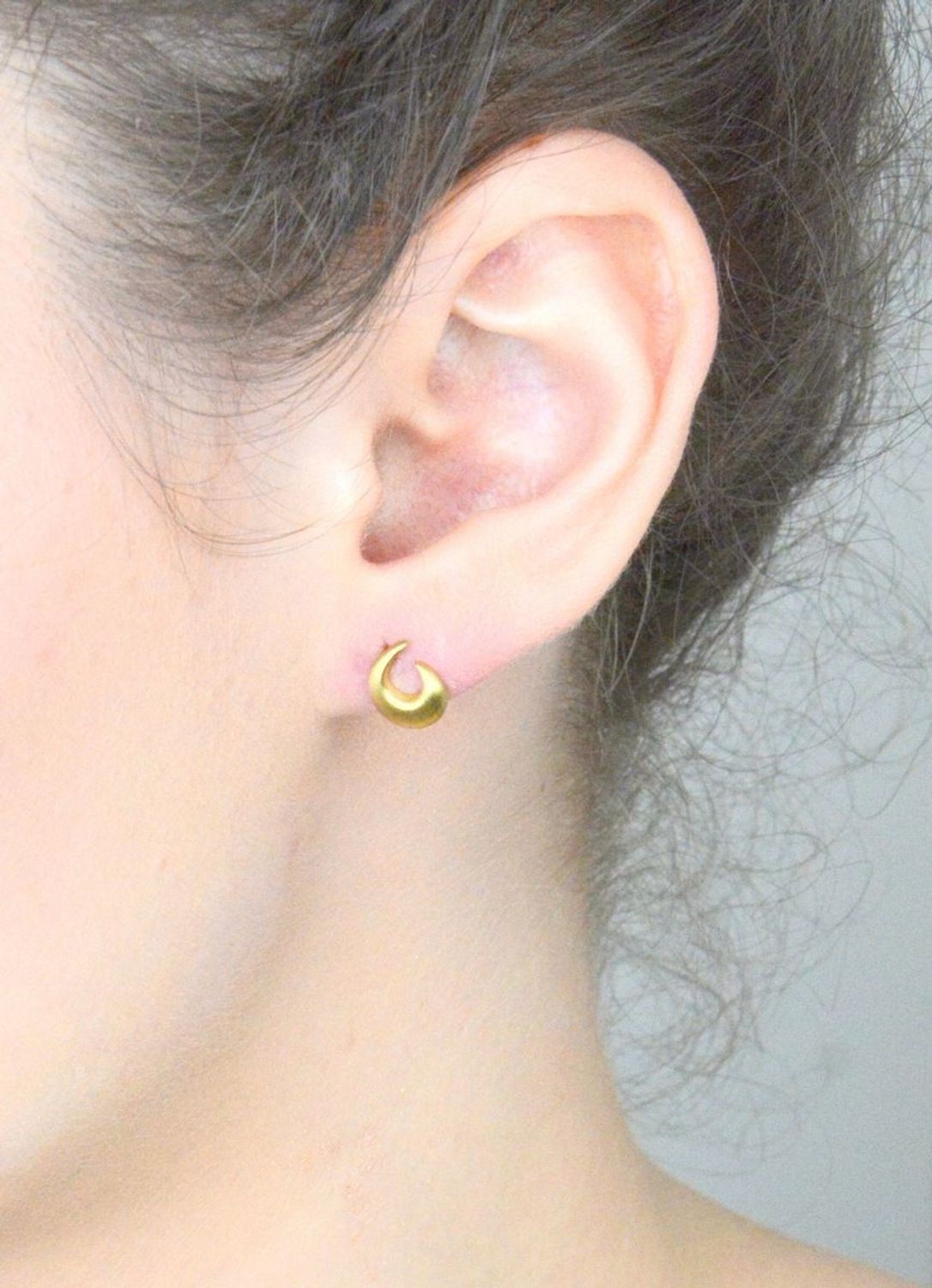 Złote kolczyki matowe w kształcie odwróconej i pogrubionej C - 333. Złote kolczyki o matowym kształcie odwróconej litery C. Odważne wykonane z wysokiej jakości złota próby 333 1.jpg